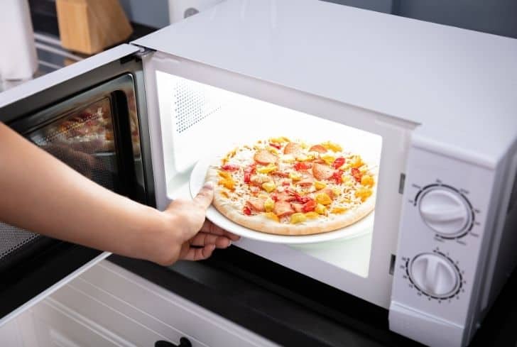 How to Make a Microwave Frozen Pizza